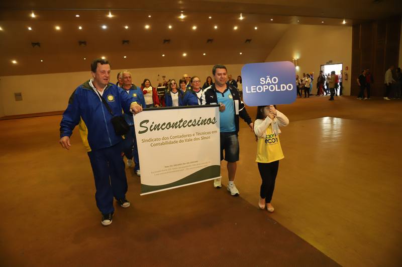 A delegação do Sincontecsinos no desfile de abertura do XXXV EICON, Santa Maria, 2019
